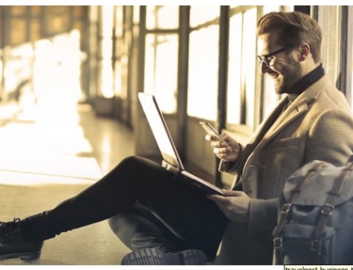 Viajeros de negocios felices con la tecnologia